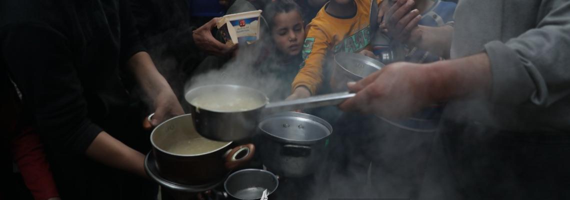بالصور:فلسطيني يوزع طعاماً مجانياً على العائلات الفقيرة في شهر رمضان   في حي الشجاعية بغزة