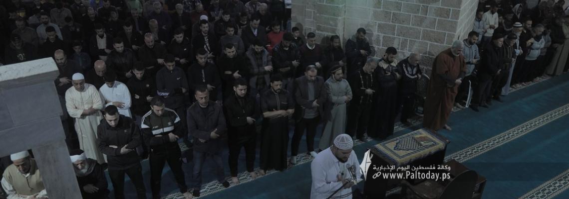 بالصور: صلاة العشاء والتراويح من المسجد العمري الكبير بغزة