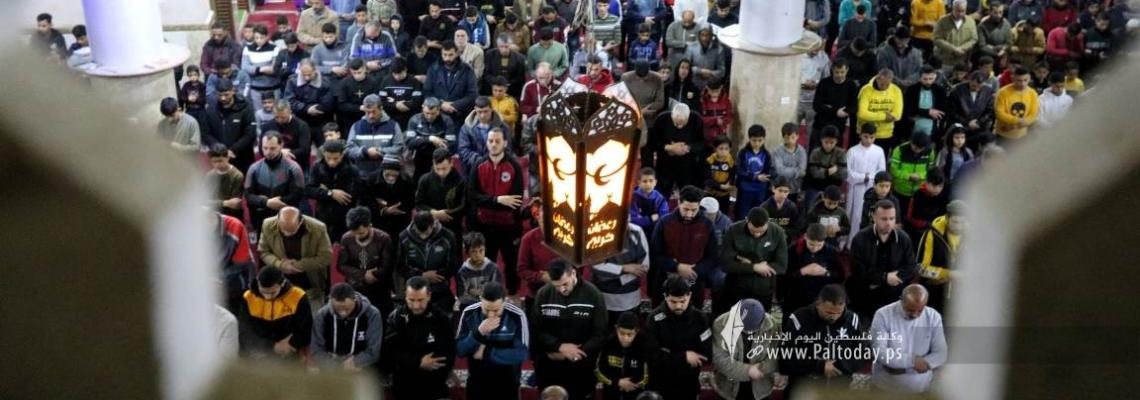 بالصور: صلاة العشاء والتراويح من مسجد الرحمن شرق مدينة غزة
