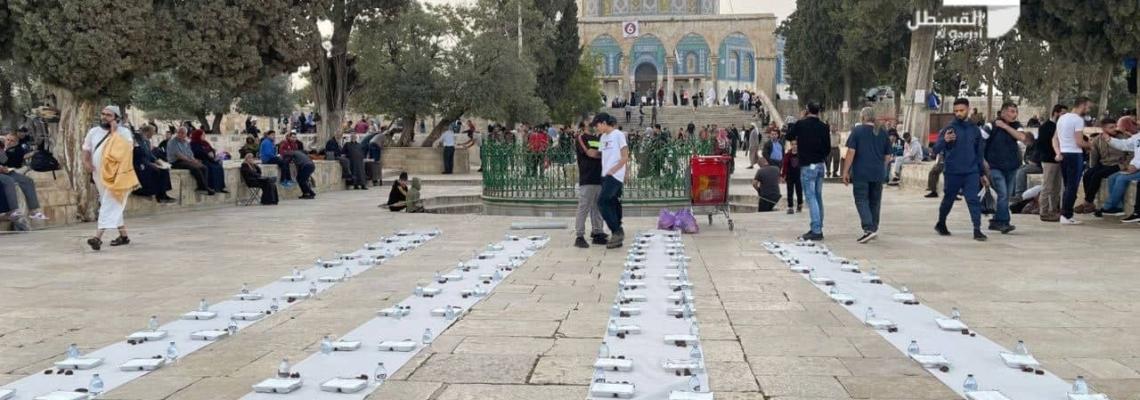 الأجواء في المسجد الأقصى قبيل أذان مغرب اليوم الثالث والعشرين من رمضان