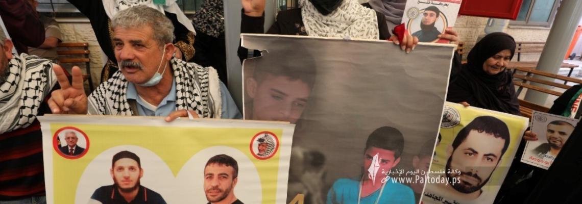 بالصور: اعتصام اهالى الأسرى الأسبوعي أمام مقر الصليب الأحمر بغزة