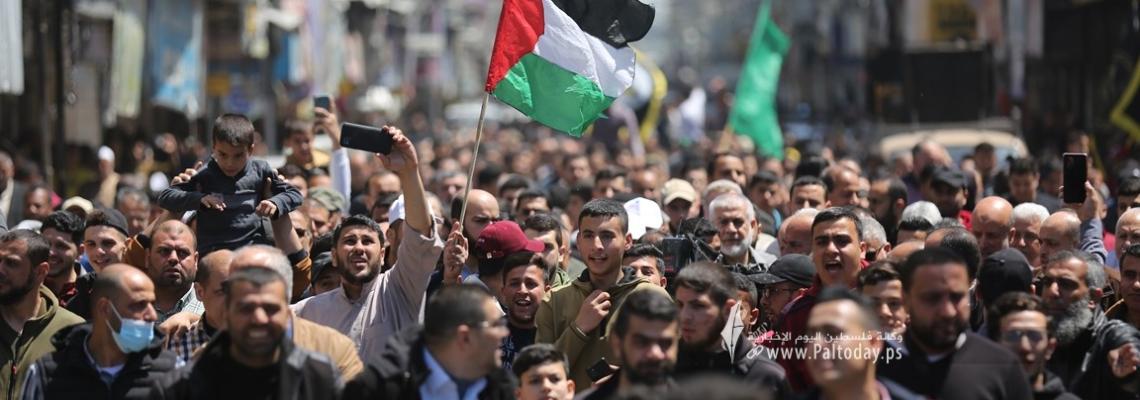 بالصور: دعماً ونصرة للقدس والاقصى..جماهير غفيرة من ابناء شعبنا في قطاع غزة تخرج في مسيرات دعت لها الفصائل الفلسطينية