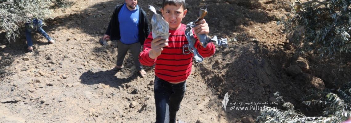 بالصور: آثار القصف الإسرائيلي على أراضي المواطنين الزراعية وسط قطاع غزة نتيجة الغارات المكثفة التي شهدتها غزة الليلة الماضية