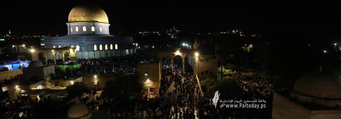 بالصور: القدس - آلاف المواطنين يحتشدون في ساحات الحرم القدسي لإحياء ليلة القدر .