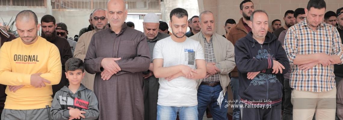 بالصور: صلاة الغائب بغزة على الشهيد رعد حازم منفذ عملية "ديزنكوف"