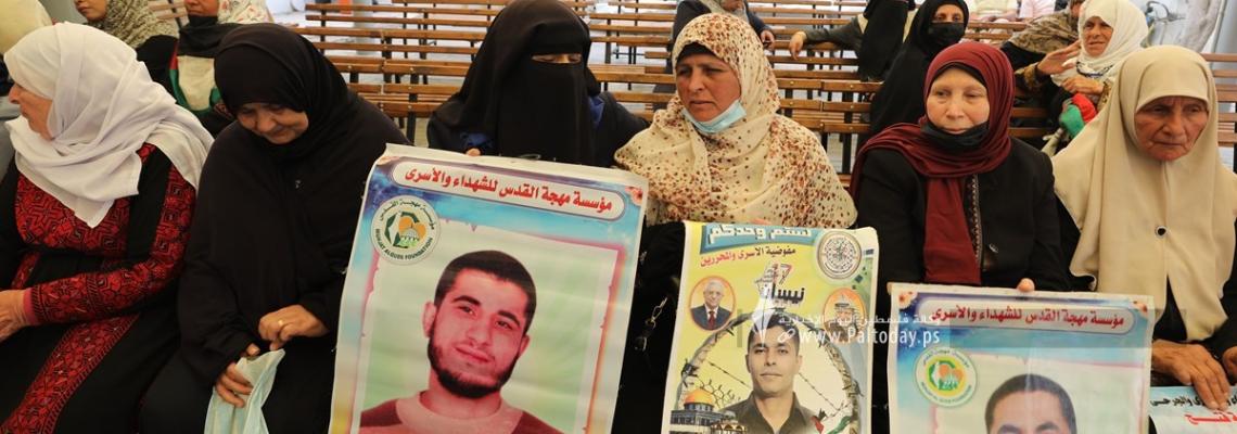 بالصور: اعتصام اهالى الأسرى الأسبوعي أمام مقر الصليب الأحمر بغزة