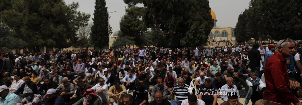 بالصور: القدس - صلاة الجمعة الأولى من شهر رمضان في المسجد الاقصى المبارك.
