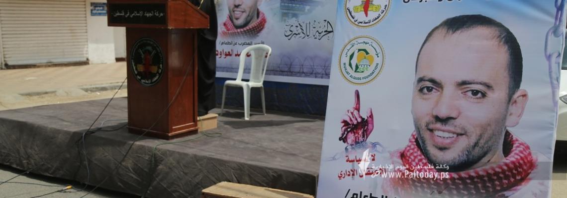 بالصور: إقامة صلاة الجمعة من أمام مقر الصليب الأحمر تضامناً مع الأسرى المضربين عن الطعام