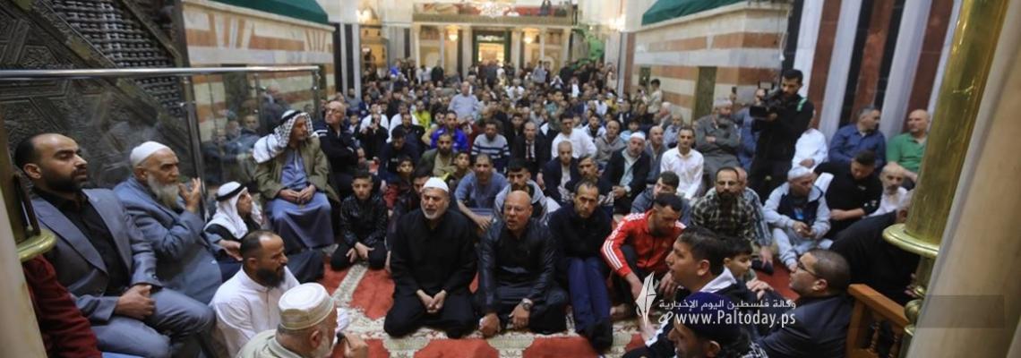 بالصور:  مئات المصلين يؤدون صلاة عيد الفطر السعيد، في الحرم الإبراهيمي الشريف بمدينة الخليل