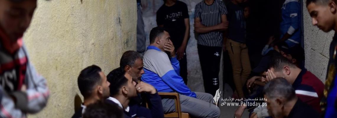 من امام منزل الشهيد 'محمود عرام 'فى مدينة خانيونس بعد إطلاق الاحتلال النار عليه بطولكرم