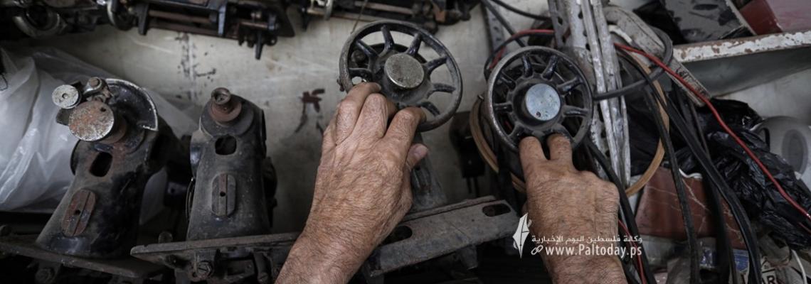بالصور: الحاج الثمانيني زكريا الجيار أقدم مصلح ماكينات خياطة  قديمة في قطاع غزة
