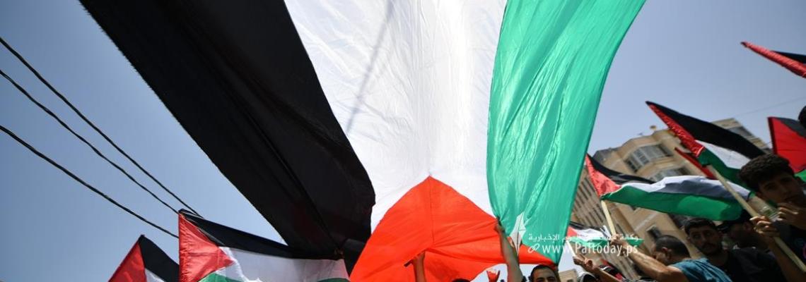 بالصور: فلسطينيون بخانيونس يرفعون الأعلام تأكيداً على الحق الفلسطيني ووفاءً للقدس في ظل الانتهاكات بالتزامن مع انطلاق مسيرة الأعلام.