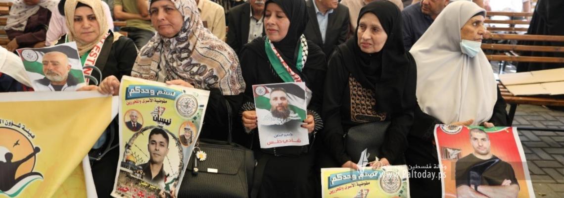 بالصور: اعتصام اهالى الأسرى الأسبوعي أمام مقر الصليب الأحمر بغزة