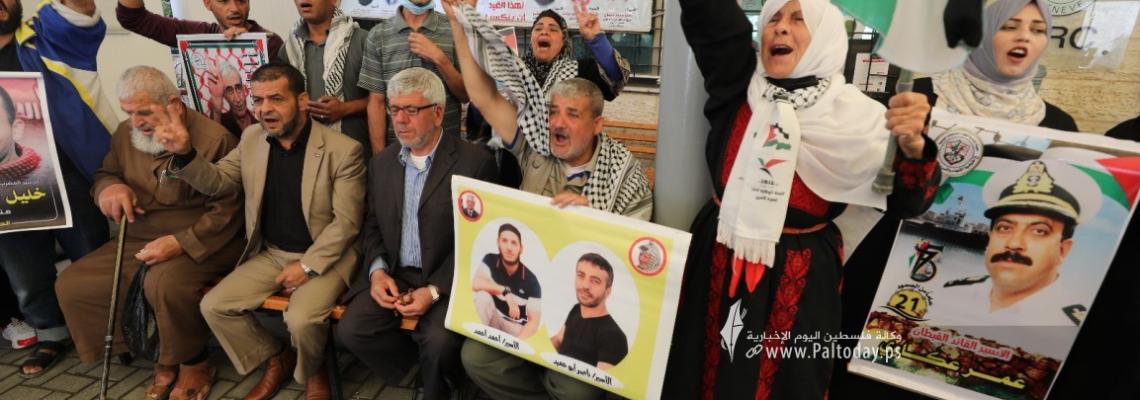 بالصور: اعتصام اهالى الأسرى الأسبوعي أمام مقر الصليب الأحمر بغزة