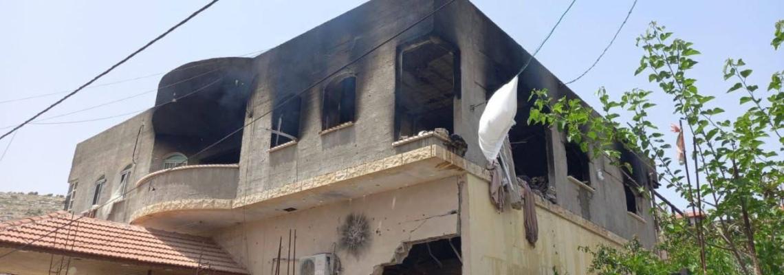 آثار القذائف التي لحقت بمنزل المطارد محمود الدبعي  بعد اعتقاله خلال اقتحام مخيم جنين