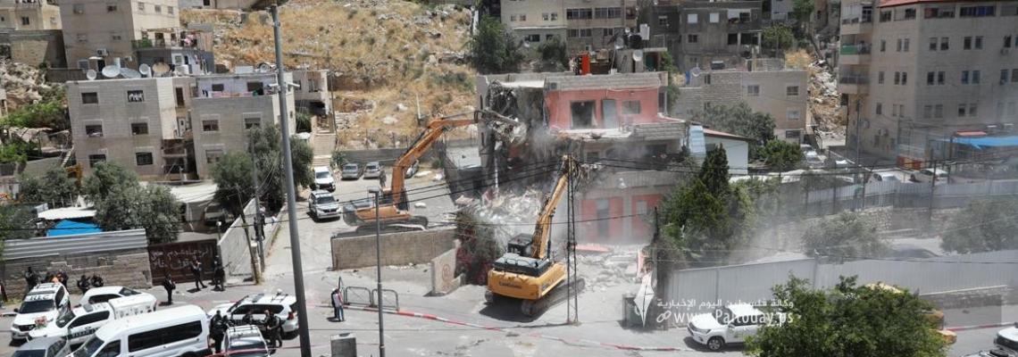 بالصور: القدس - جرافات الاحتلال تهدم بناية عائلة الرجبي في سلوان