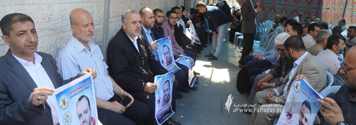 بالصور : خيمة تضامنا مع الأسرى المضربين عن الطعام أمام مقر اللجنة الدولية للصليب الأحمر بمدينة غزة
