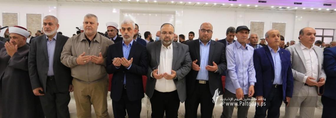 بالصور:عشية يوم القدس العالمي.. رئيس حركة حماس بغزة يحيى السنوار يعقد مؤتمرا صحفيا بحضور فصائلي وعسكري