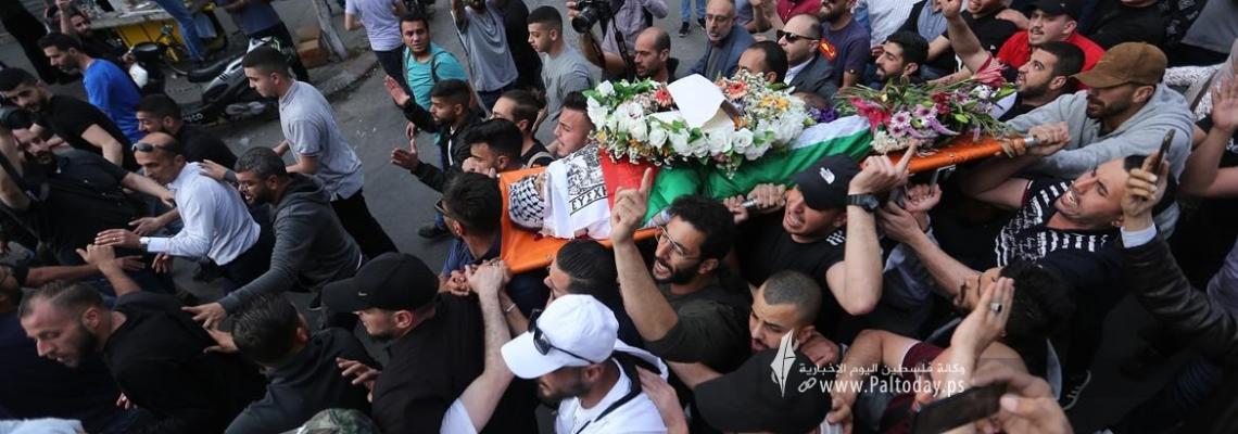 بالصور: رام الله - الصحفيون وجماهير غفيرة من أبناء شعبنا يودعون الزميلة الشهيدة شيرين أبو عاقلة وسط رام الله