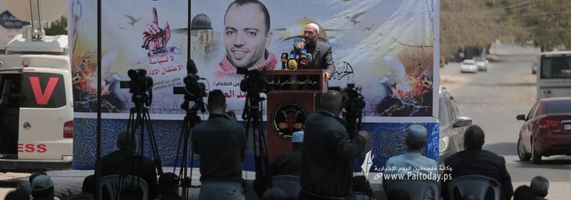 بالصور: حركة الجهاد تقيم صلاة الجمعة تضامنا مع الاسير المضرب عن الطعام خليل العواودة امام مقر الصليب الاحمر بغزة