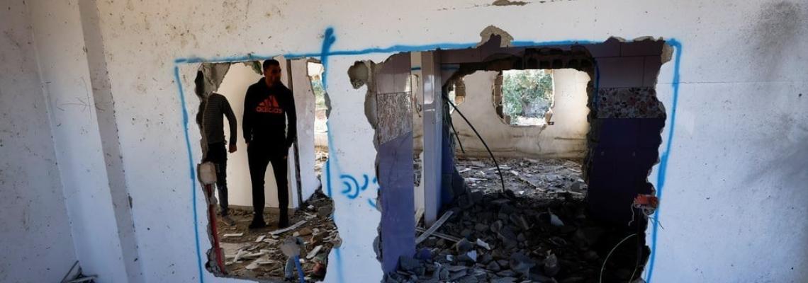 بالصور:  آثار الدمار الذي خلفه الاحتلال بعد تفجيره منزل عائلة الأسير "عمر جرادات" في بلدة السيلة الحارثية غرب جنين