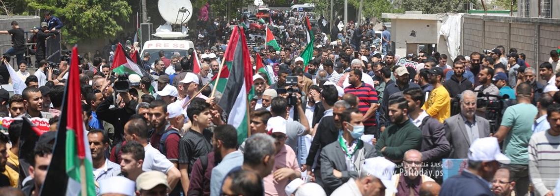بالصور: احياء للذكرى الـ 74 للنكبة.. قوى وفصائل العمل الوطني في غزة تنظيم مسيرة جماهيرية حاشدة ختمت فعالياتها أمام مقر الأمم المتحدة غرب غزة