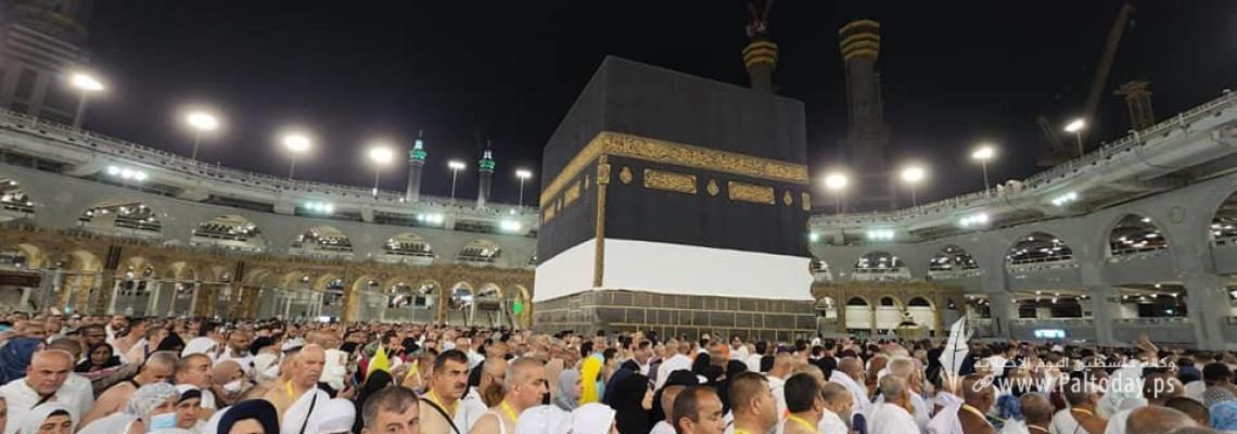بالصور: حجاج فلسطين..قطاع غزة الفوج الأول يؤدون مناسك العمرة فور وصولهم إلى مكة المكرمة