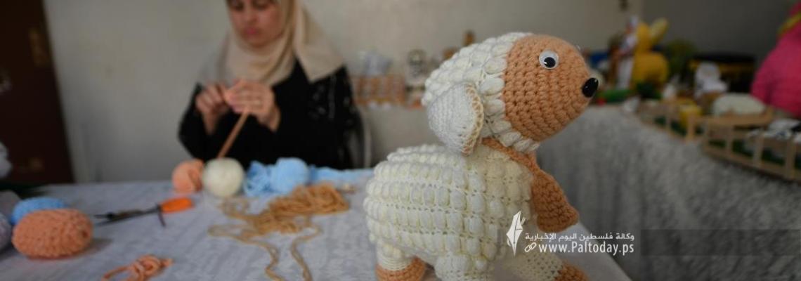 ريهان.. فلسطينية تبدع في صناعة دُمى عيد الأضحى