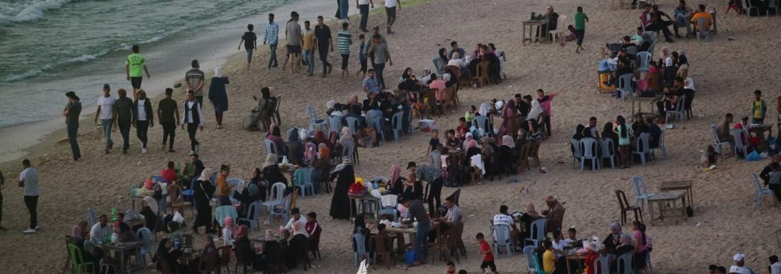 مع بدء الإجازة الصيفية .. توافد المواطنين على شاطئ بحر دير البلح مساء اليوم.