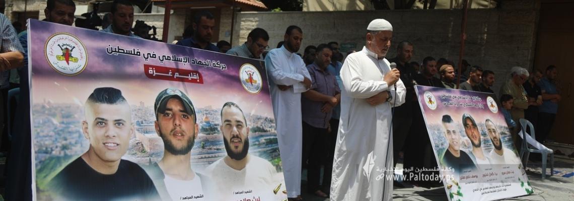 بالصور: الجهاد بغزة تؤدي صلاة الغائب على شهداء كتيبة مخيم جنين الثلاثة