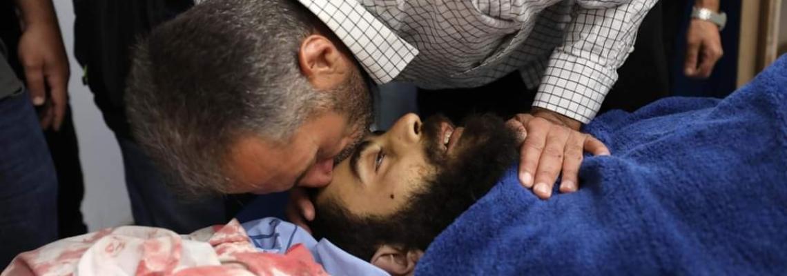 وداع حزين ومؤثر: مواطنون وأقارب الشهيد علي حسن حرب يحملون جثمانه