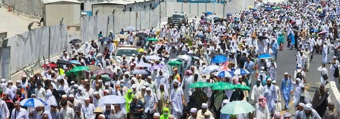 حجاج غزة يؤدون صلاة الجمعة الأولى في الحرم المكي