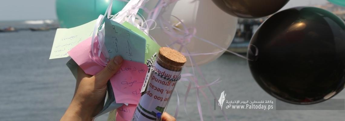 بالصور : إلقاء زجاجات فارغة داخلها رسائل سياسية وسط بحر غزة لدول العالم
