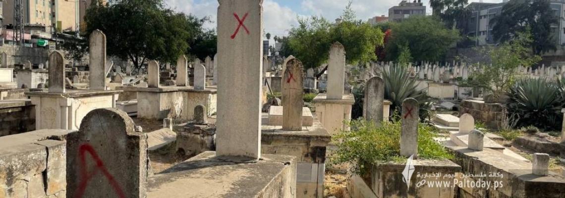 بالصور: القبور المهددة بالإزالة بمقبرة ابن مروان لإقامة كوبري الشجاعية.