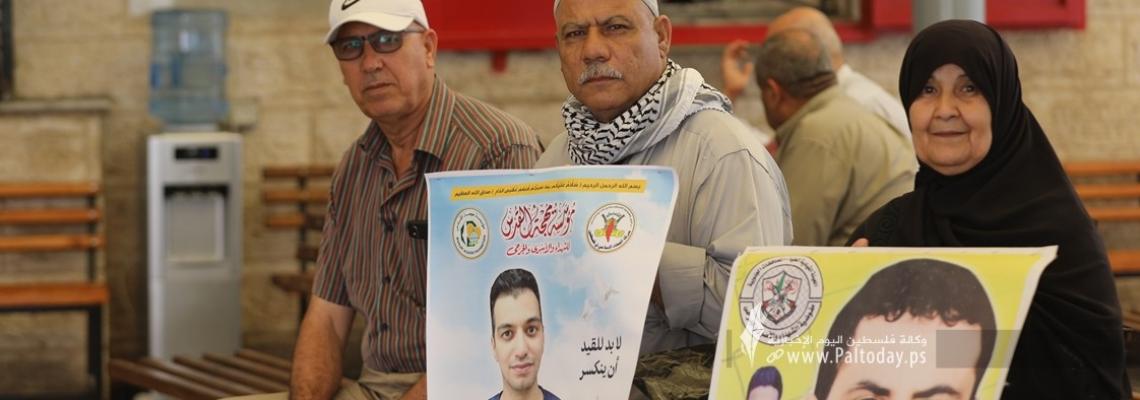 بالصور: اعتصام اهالى الأسرى الأسبوعي أمام مقر الصليب الأحمر بغزة