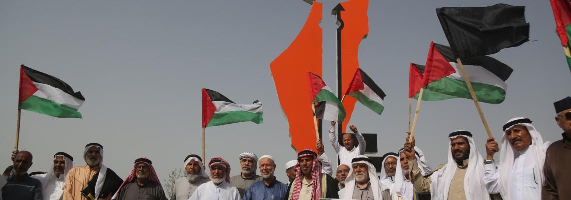 بالصور : قبائل البادية في غزة تنظم وقفة تضامنية مع قرية العراقيب في النقب المحتل على مقربة من الحدود شرق مدينة غزة .. تأكيدا على وحدة المصير والوطن الواحد
