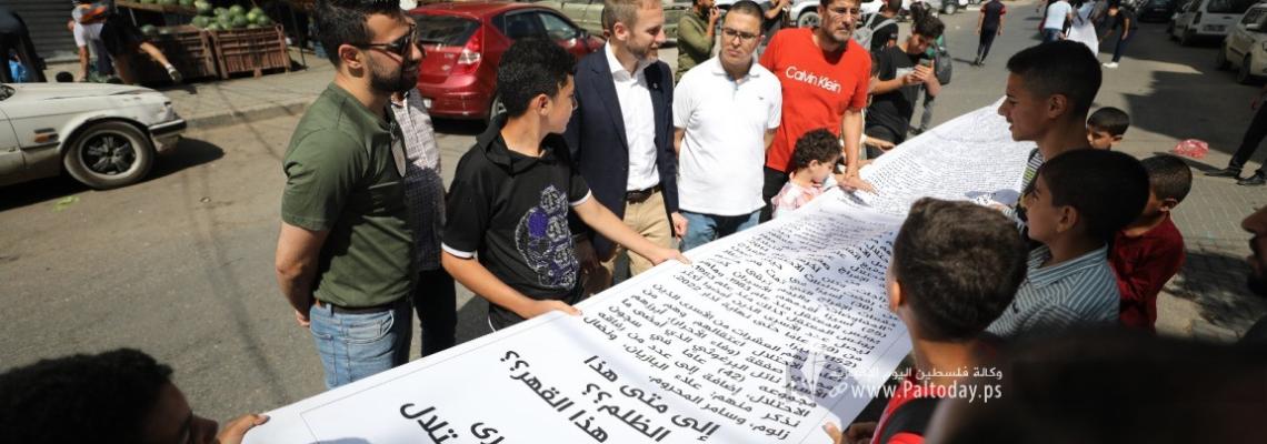 بالصور: تسليم أطول رسالة لمؤسسة دولية في غزة بمشاركة أبناء الأسرى في سجون الاحتلال