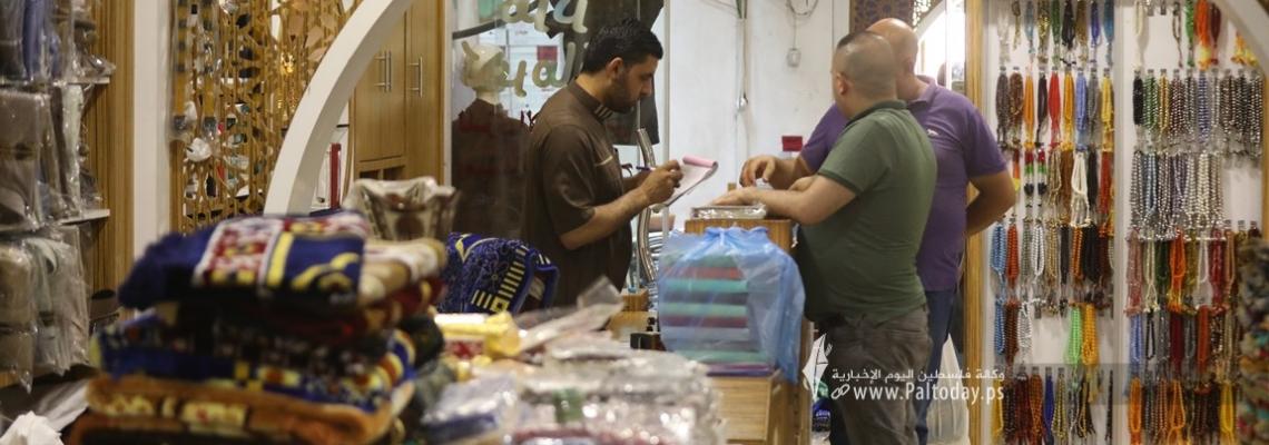 بالصور: محلات قطاع غزة تتهيأ لاستقبال حجاج بيت الله الحرام
