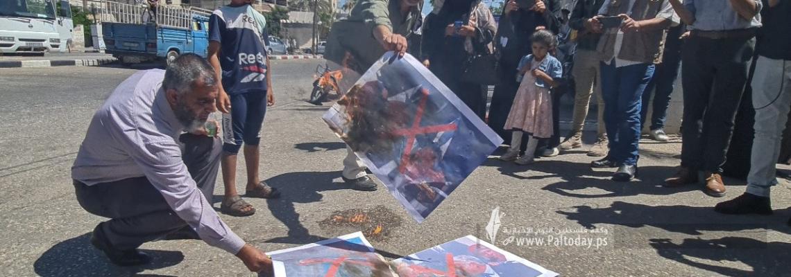بالصور : حرق صور الرئيس الأمريكي بايدن ورئيس حكومة الاحتلال خلال وقفة بمدينة خانيونس لتنديد بإعلان القدس"