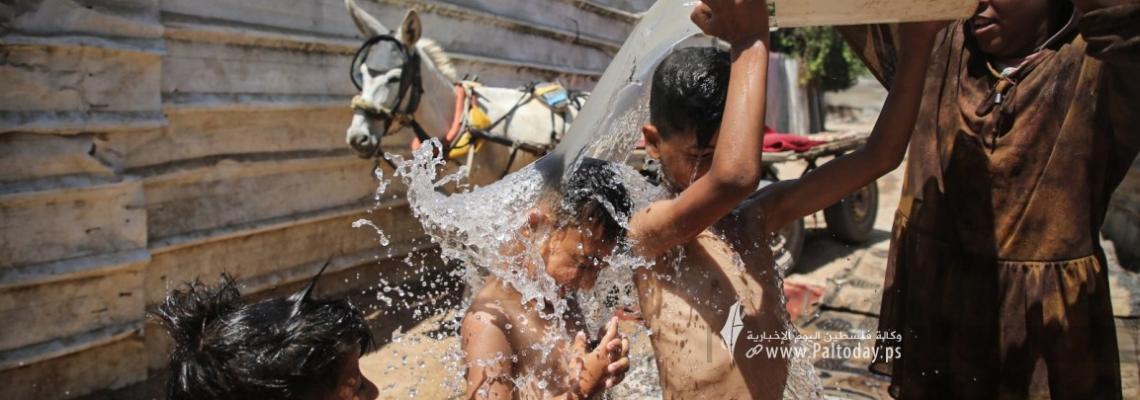 بالصور: فقراء غزة يستخدمون ادوات بسيطة للتبريد عن انفسهم في ظل ارتفاع كبير لدرجات الحرارة
