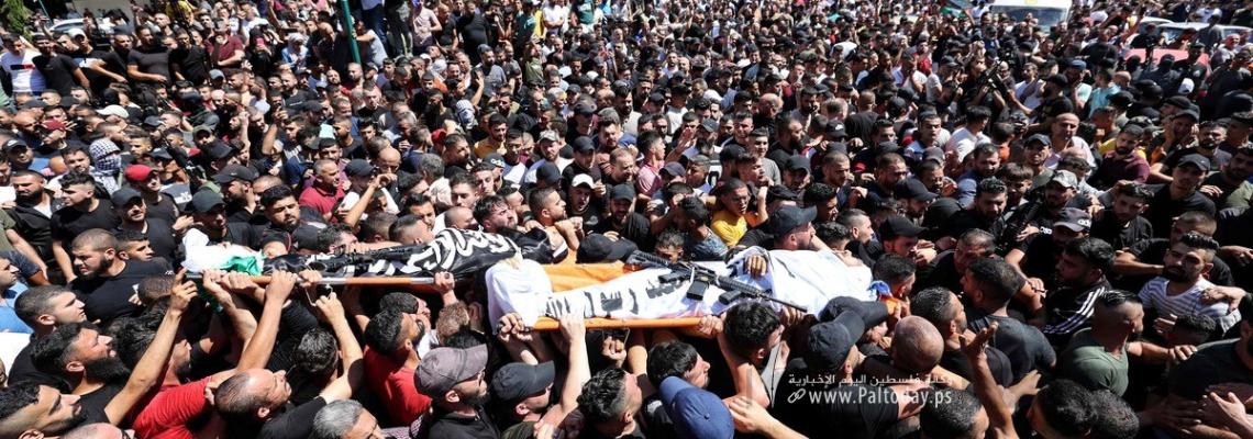 بالصور:  نابلس الغاضبة تشيع جثماني الشهيدين صبح والعزيزي