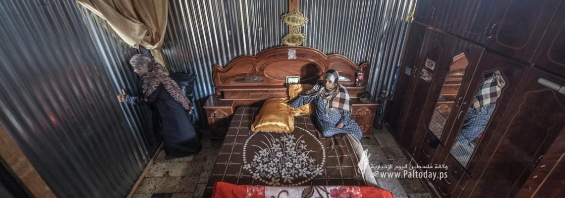 الصيف يمر ثقيلا على سكان بيوت "الزينقو" في غزة