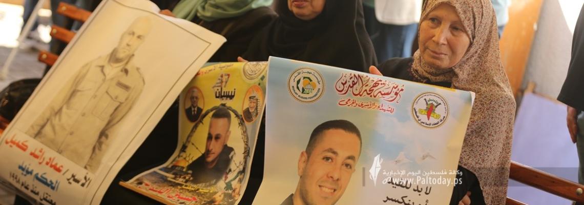 بالصور: اعتصام اهالى الأسرى الأسبوعي أمام مقر الصليب الأحمر بغزة
