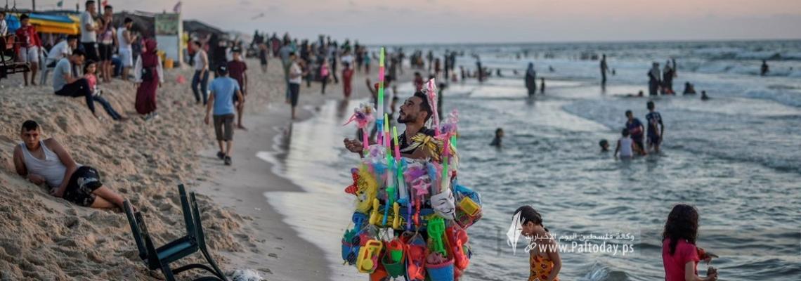 الباحثون عن لقمة العيش على شاطىء بحر غزة
