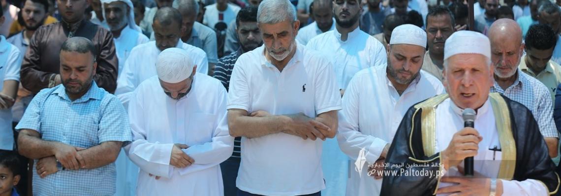بالصور: الجهاد تقيم خطبة وصلاة الجمعة نصرة للأسرى و دعما للأسير المضرب عن الطعام خليل عواودة امام مقر الصليب الاحمر بمدينة غزة