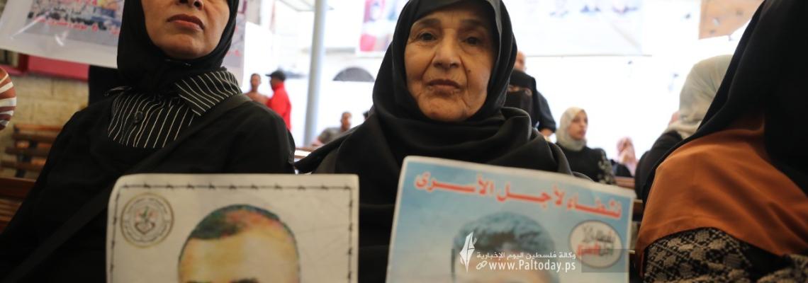 بالصور:اعتصام اهالى الأسرى الأسبوعي أمام مقر الصليب الأحمر بغزة