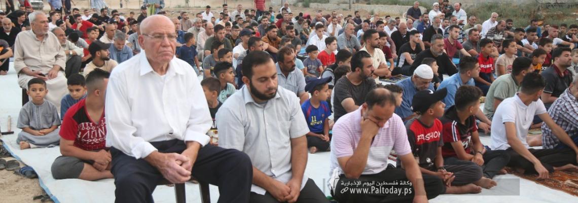 بالصور: حركة الجهاد الإسلامي تقيم صلاة عيد الأضحى في العراء بمدينة غزة