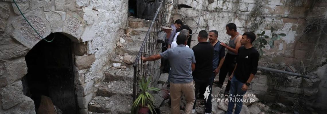 بالصور: نابلس - مواطنون يتفقدون منزلاً مدمراً في احياء البلدة القديمة جراء العدوان الاسرائيلي فجر اليوم
