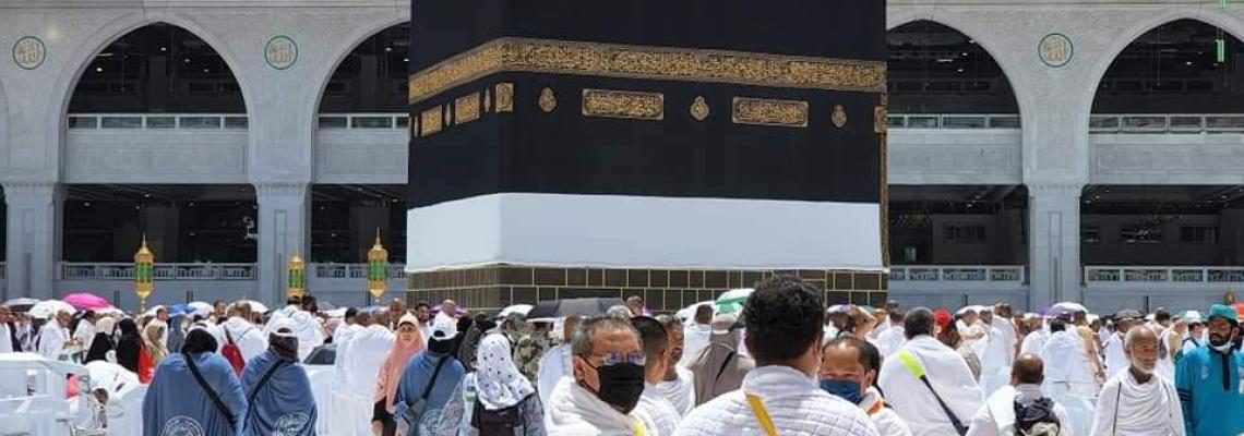 حجاج بيت الله الحرام يؤدون صلاة الجمعة الأولى من شهر ذي الحجة في مكة المكرمة