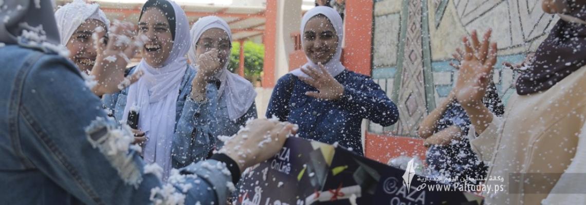 بالصور: غزة .. فرحة طلبة الثانوية العامة "التوجيهي" بعد انتهاء الامتحانات